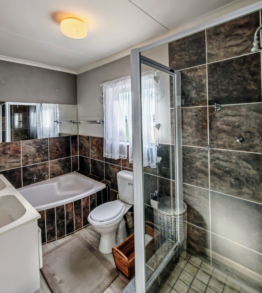 3 Bedroom Property for Sale in De Kelders Western Cape